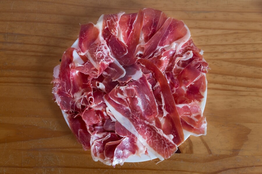 Jamón Ibérico: Tradición, Sabor y Cultura en Cada Loncha