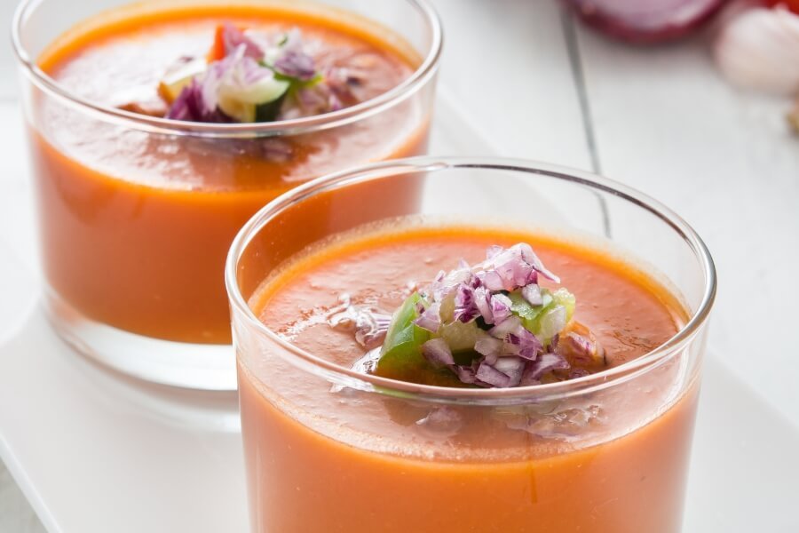 Gazpacho de tomate servido en vasos, fresco y refrescante