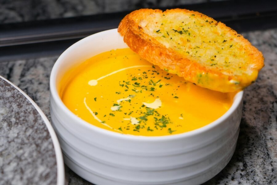 Crema fría de verduras acompañada de pan tostado