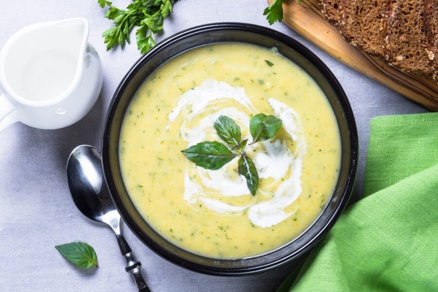 Crema ligera de verduras servida como plato de cuchara de verano
