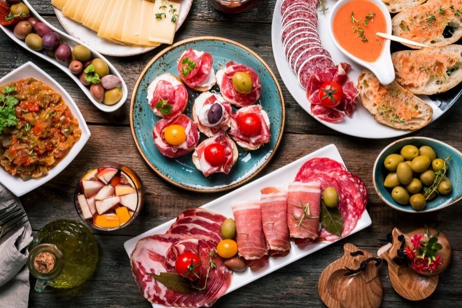 Tapas y Raciones Tradicionales: El Placer de Compartir Alrededor de la Mesa
