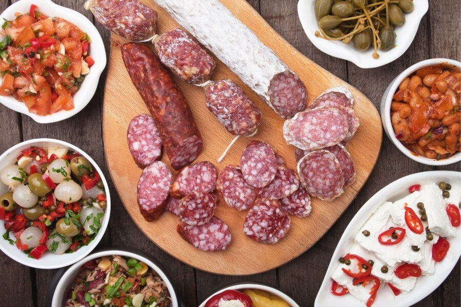 Tapas y Raciones Tradicionales: El Placer de Compartir Alrededor de la Mesa