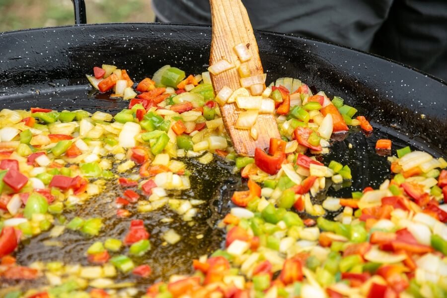 El Sofrito: La Base Invisible que Da Sabor a los Grandes Platos Tradicionales