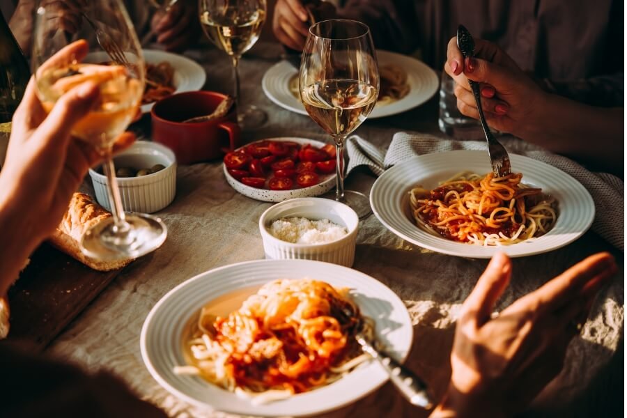 Vinos y Cocina Tradicional: Cómo Elegir el Mejor Maridaje para Cada Plato
