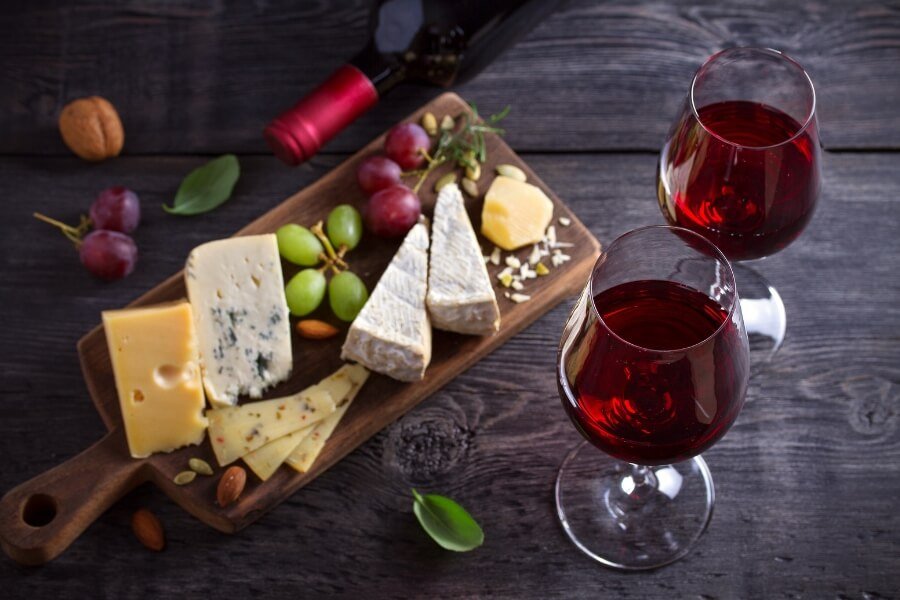 Vinos y Cocina Tradicional: Cómo Elegir el Mejor Maridaje para Cada Plato